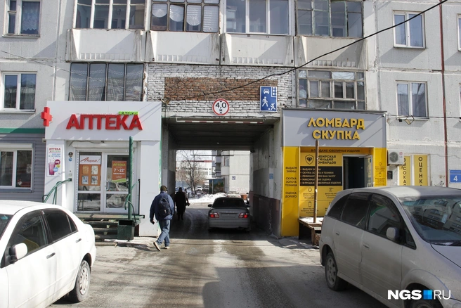 Арка в длинной девятиэтажке на улице Комсомольской  | Источник: Стас Соколов / NGS.RU