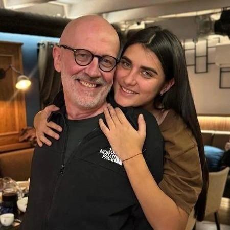 «Спасибо за нового члена семьи»: Александр Гордон с 23-летней женой похвастались идиллией в браке