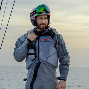 Джейк Джилленхолл катается на парусной яхте в новой кампании Prada