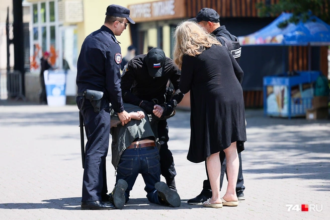 Один из гуляющих явно не рассчитал свои силы, и его увела полиция | Источник: Наталья Лапцевич