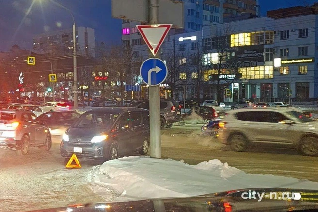 На крайней левой полосе водители не смогли разъехаться, начав одновременный поворот налево к парковке у торгового центра «Ника» | Источник: City-n.ru