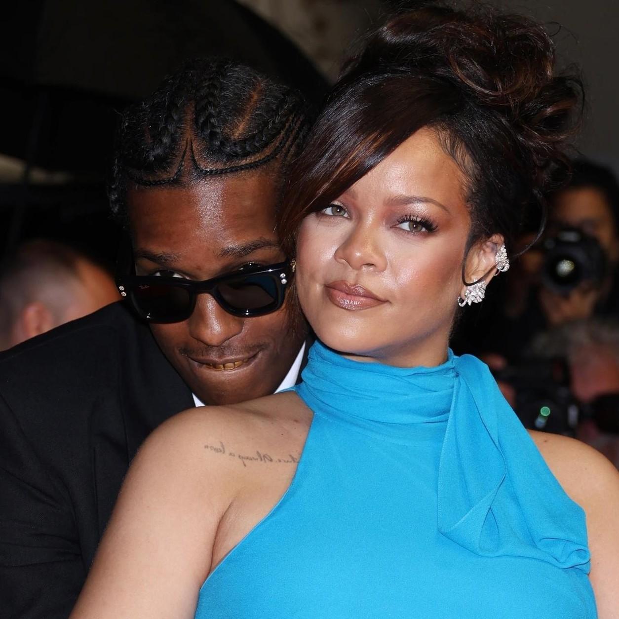 Как кукла, висит на плече: Рианна впервые вышла в свет с крохотной дочкой — фото