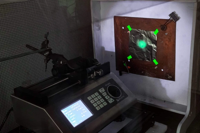 Процесс электроформования и получение люминесцентного нетканого материала в ультрафиолетовом свете | Источник: Дмитрий Ковшов / Саратовский государственный университет имени Чернышевского