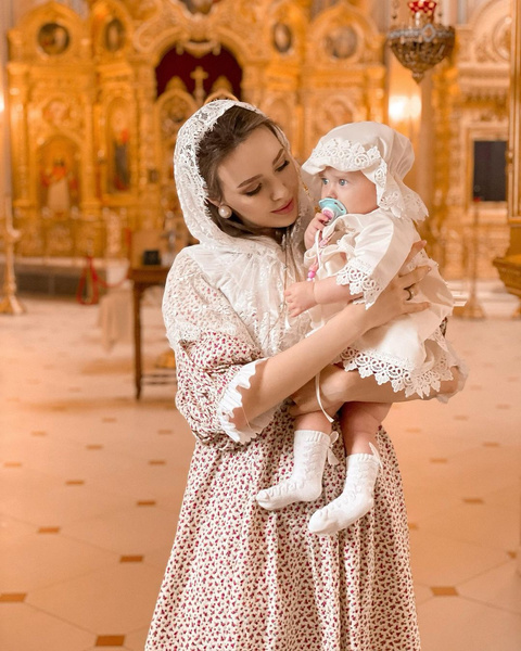 «Беременным нельзя»: в Сети раскритиковали Костенко, ставшую крестной мамой