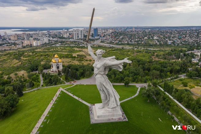 По первоначальному замыслу на пике Мамаева кургана должны были возвышаться две фигуры: женщина со знаменем и снопом в руках и припавший рядом на колено солдат | Источник: Алексей Волхонский / V1.RU