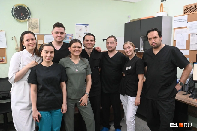 Один из сотрудников пошутил во время интервью: «Мы называем себя неблагополучной семьей, потому что у каждого на стороне есть еще одна семья» | Источник: Дмитрий Емельянов / E1.RU