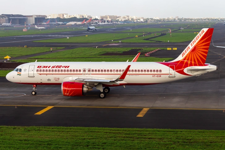 Самолет Airbus A320neo авиакомпании Air India рулит в аэропорту Мумбаи. Индия, 27 августа 2022 г.  | Источник: BoeingMan777 / Shutterstock.com