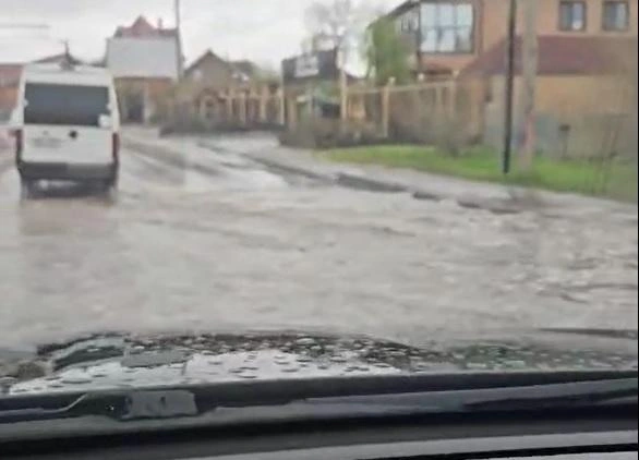 Кроссоверы и микроавтобусы еще преодолевали лужу, а для легковых это было препятствие | Источник: читатели V1.RU