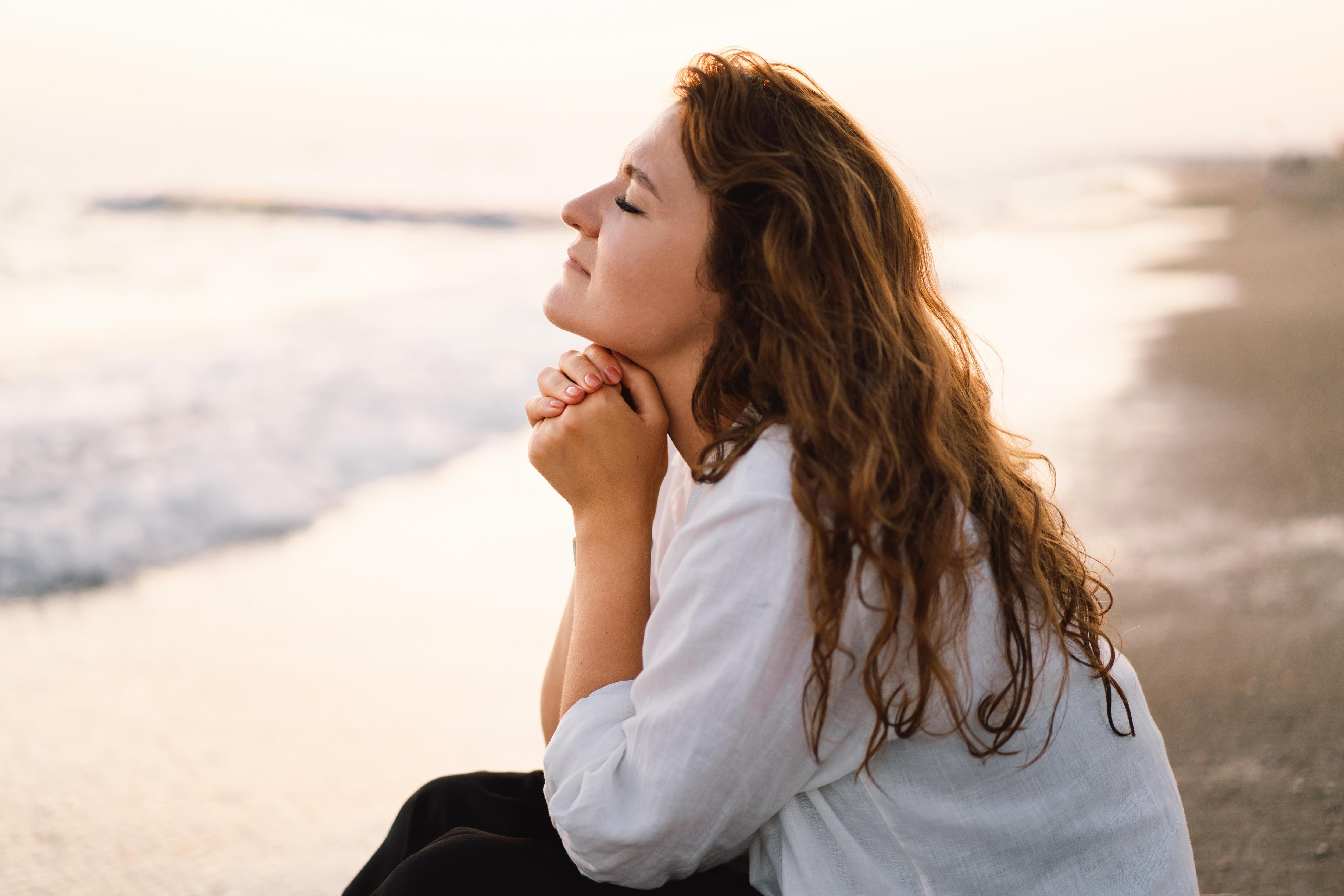 Аскеза молчания. Praying woman. Hands folded in Prayer. Аскеза картинки красивые.