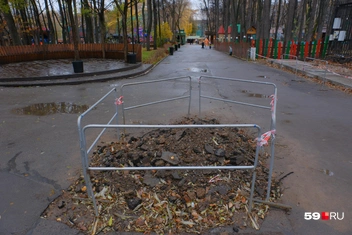 В парке раскопали часть асфальта, теперь это место огорожено | Источник: Тимофей Калмаков / 59.RU