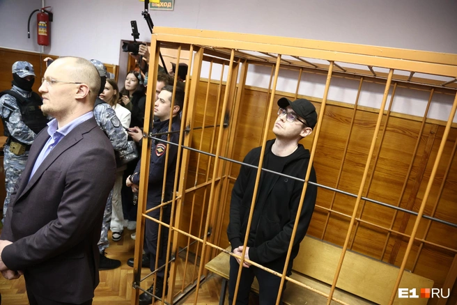 Денис слушает приговор | Источник: Владислав Лоншаков / Е1.RU