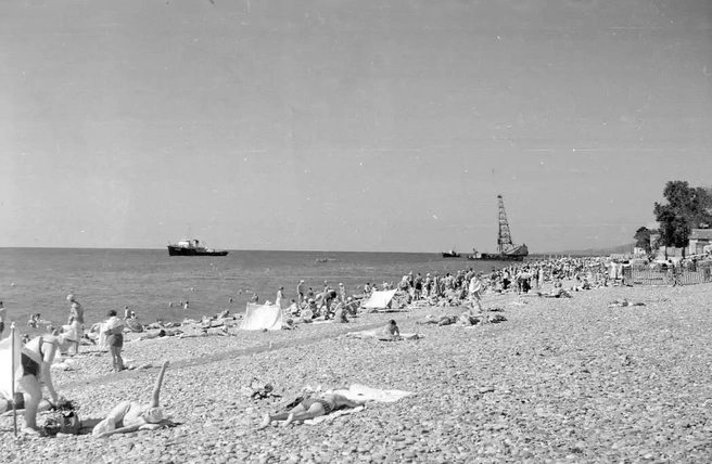 Пляж в Лазаревском, 1960-м  | Источник: pastvu.com