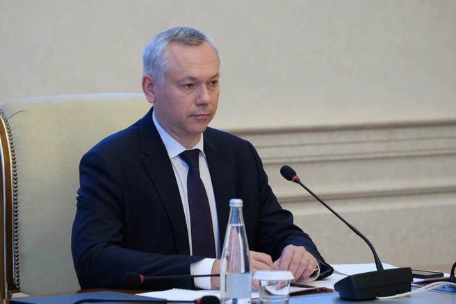 Андрей Травников считает, что правильнее контролировать дорожный ремонт и строительство в процессе, а не искать огрехи потом | Источник: nso.ru