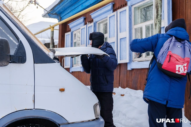 Дедушка говорит, замучился уже с этим домом | Источник: Булат Салихов / UFA1.RU