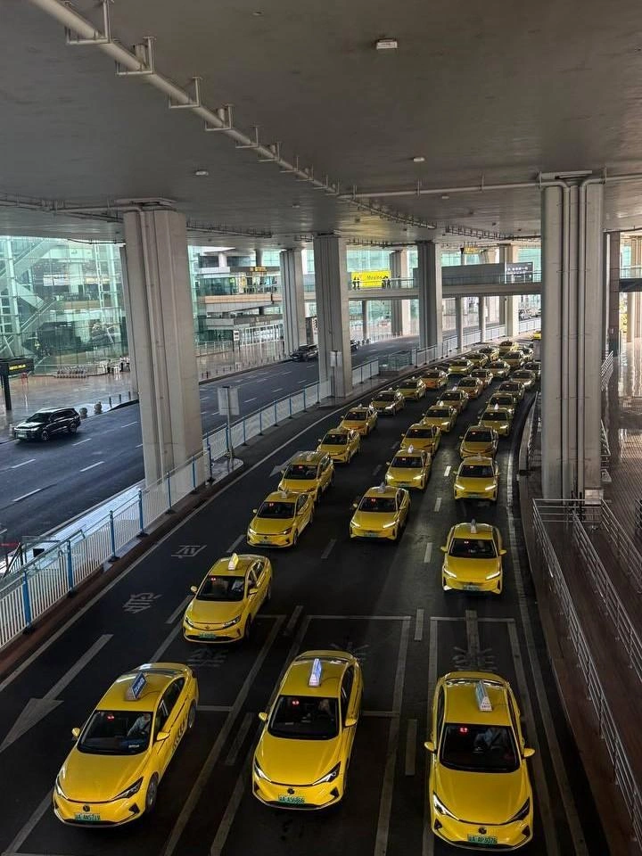 Поездка на такси из аэропорта Чунцина до центра города обошлась автору примерно в 500 рублей | Источник: из личного архива Ирины Катигаровой