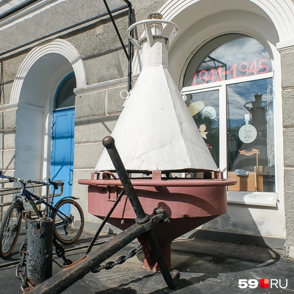 У входа установлены настоящие бакены и якоря | Источник: Василина Любимова / 59.RU