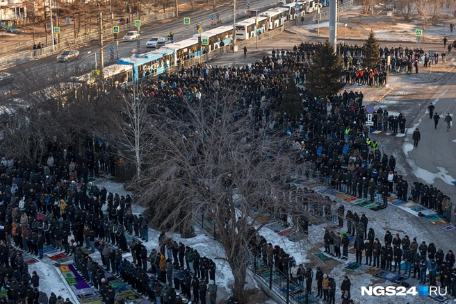 Пространство заполнялось людьми, в итоге собралось около 10 тысяч человек | Источник: Мария Ленц / NGS24.RU