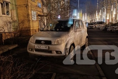 Водитель Toyota Rush оставил машину на тротуаре в Южно-Сахалинске