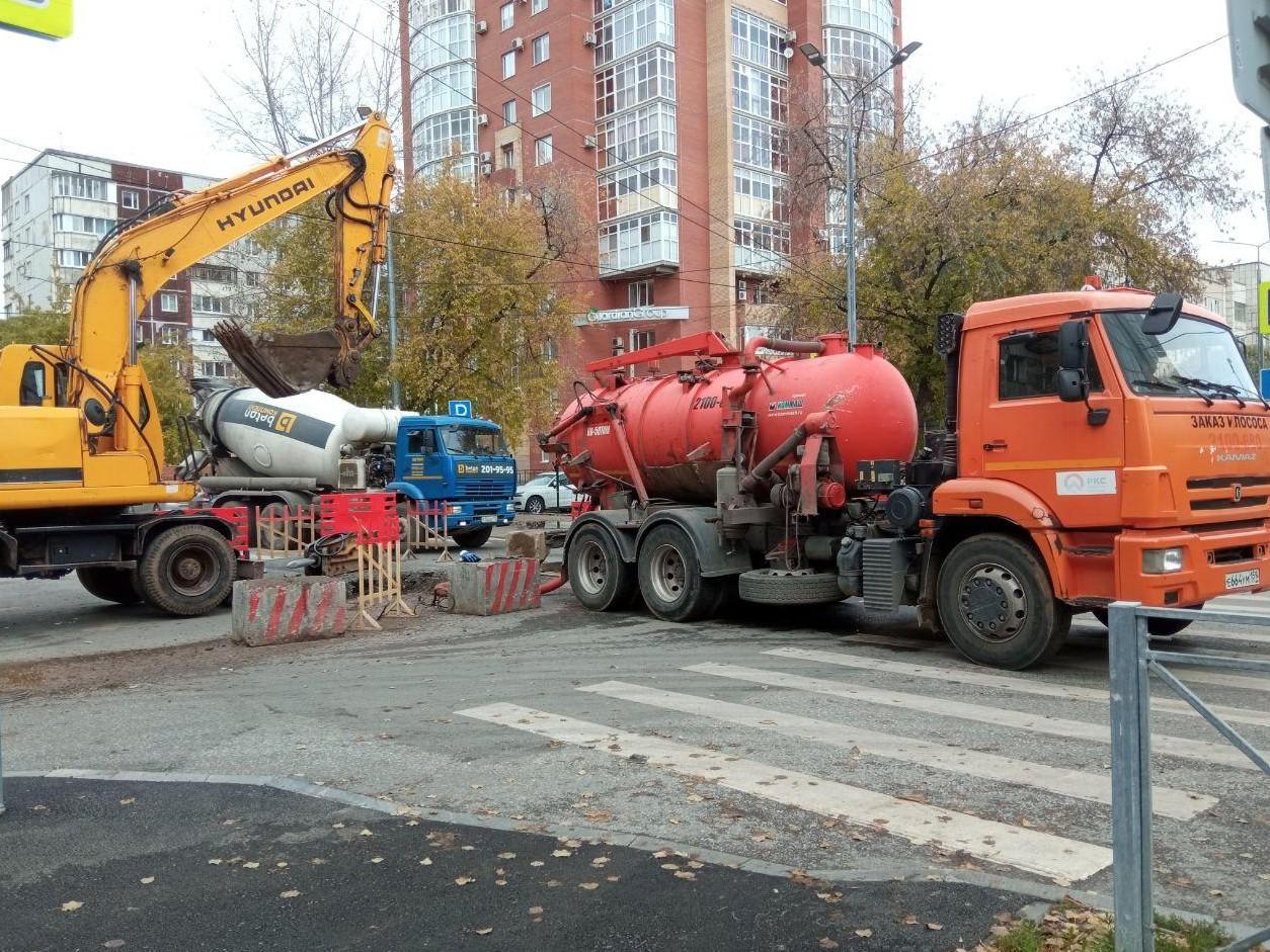 На перекрестке 25 октября и Красноармейской разрыли дорогу и что-то качают из ямы