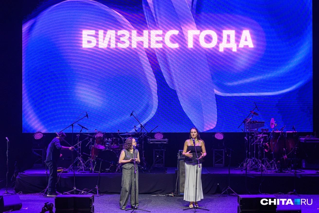 Коммерческий и редакционный директора «Чита.Ру» при вручении награды бизнесу года прошлой Народной премии | Источник: Олег Фёдоров / CHITA.RU