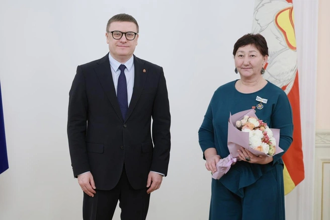 Орденом «Родительская слава» по поручению президента России награждена Жанылсын Ищанова: у нее семеро детей | Источник: Наиль Фаттахов / пресс-служба правительства Челябинской области 