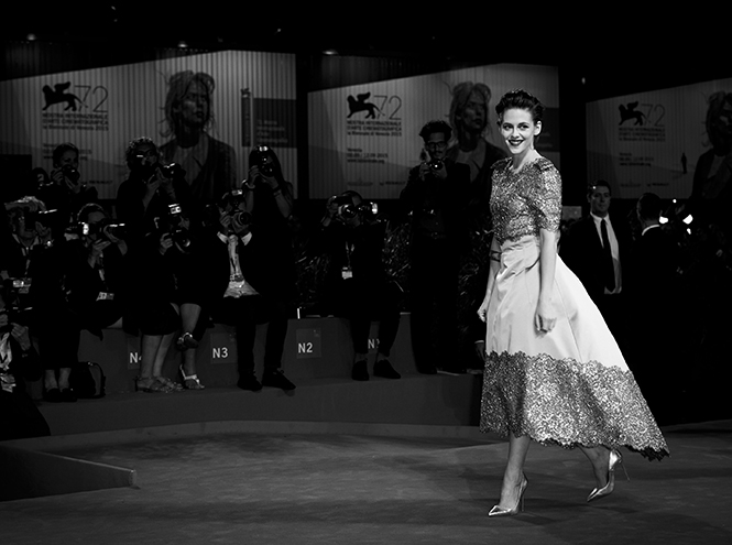 Образ дня: Кристен Стюарт на премьере фильма «Равные» | marieclaire.ru