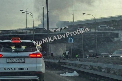 Автомобиль загорелся под эстакадой на МКАД