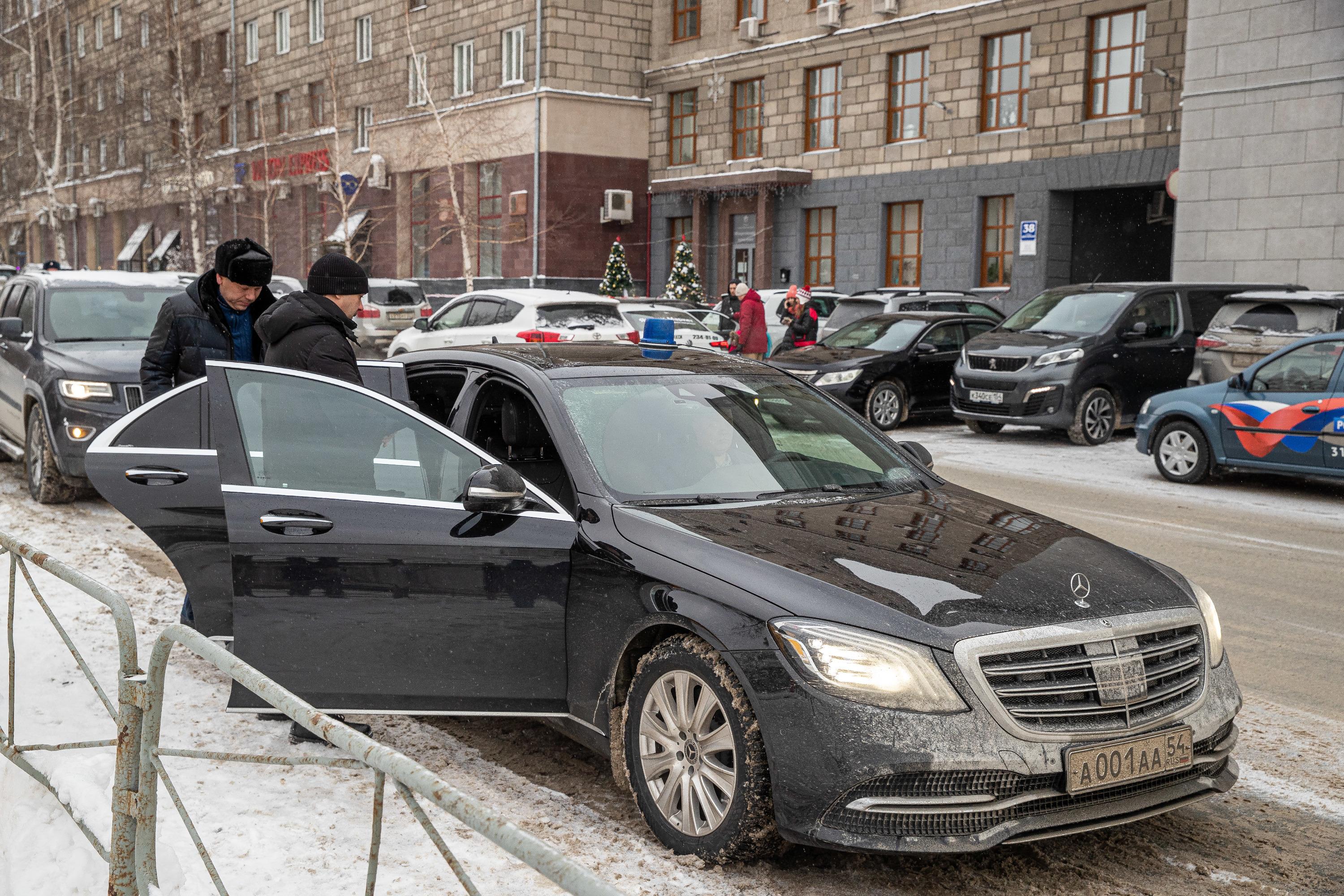 Губернатор Новосибирской области получил свежий Mercedes-Benz S-Класс —  сколько стоила машина и что внутри. Обзор Mercedes S-Класс Травникова.  Декабрь 2021 года - 29 декабря 2021 - НГС.ру