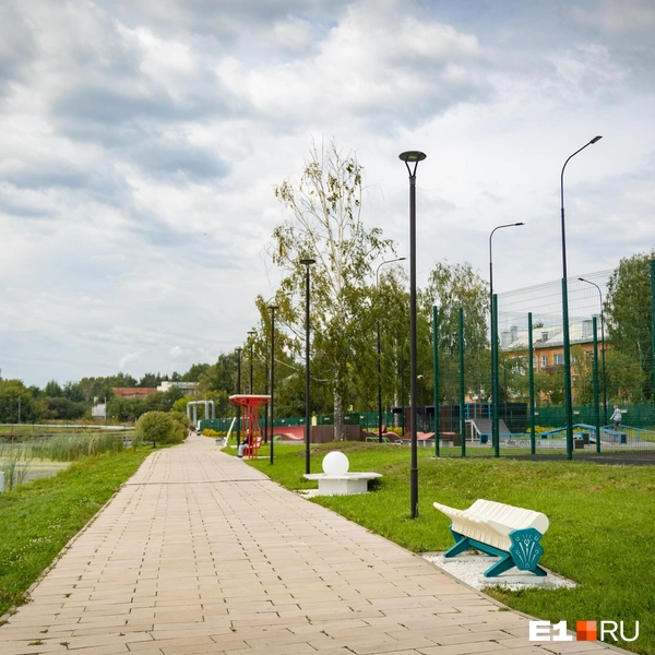 Скамейки и скейт-парк | Источник: Владислав Лоншаков / E1.RU