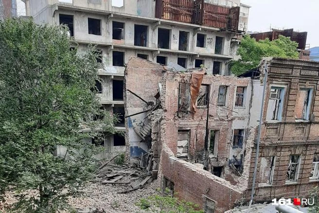 Стена аварийного дома на улице Суворова, 7 рухнула в мае прошлого года | Источник: читатель 161.RU
