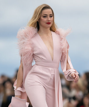 Шик и перья: Эмбер Херд в розовом комбинезоне Elie Saab на шоу L’Oréal