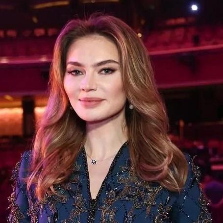 Этот синий костюм с золотой вышивкой ей к лицу! Алина Кабаева покорила всех во время поездки в Индию
