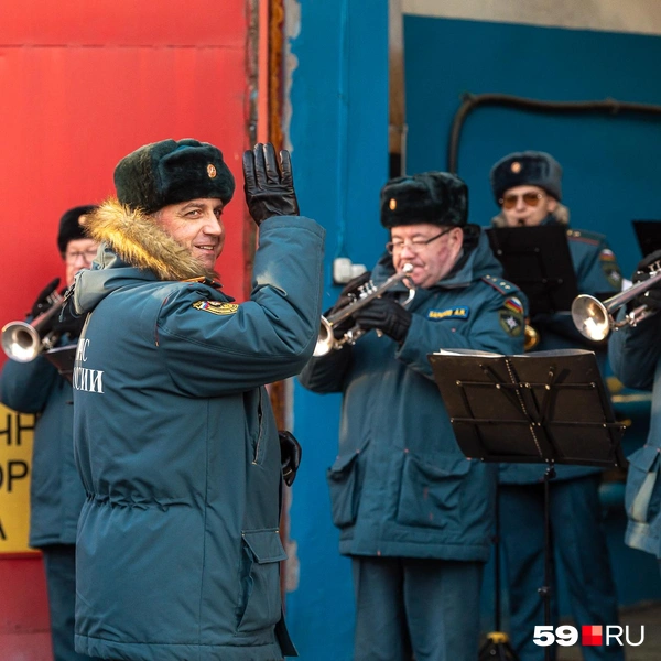 Дирижер не мог не улыбаться: все-таки у коллеги праздник | Источник: Василина Любимова / 59.RU