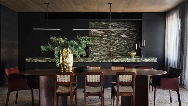 Кирпич, дерево и мрамор: дом в темных тонах в Мельбурне