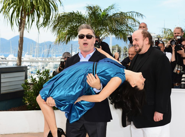 Канны-2013: Алек Болдуин носит жену на руках