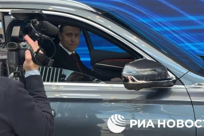 Первый вице-премьер РФ протестировал возрождённую «Волгу» на ПМЭФ