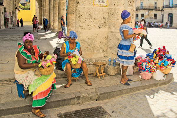 Темнокожие кубинки в ярких нарядах на Кафедральной площади Гаваны