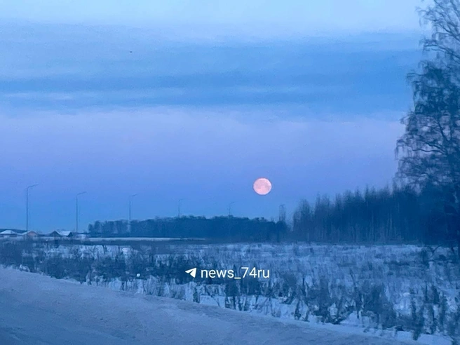 Вид на Луну за пределами города. | Источник: читатель 74.RU