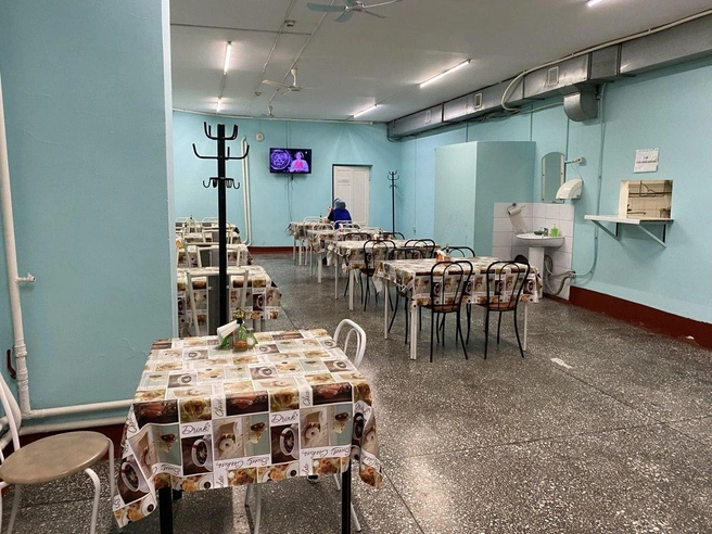 На входной двери висит табличка, которая запрещает распитие алкоголя | Источник: Ирина Господаренко / NGS22.RU