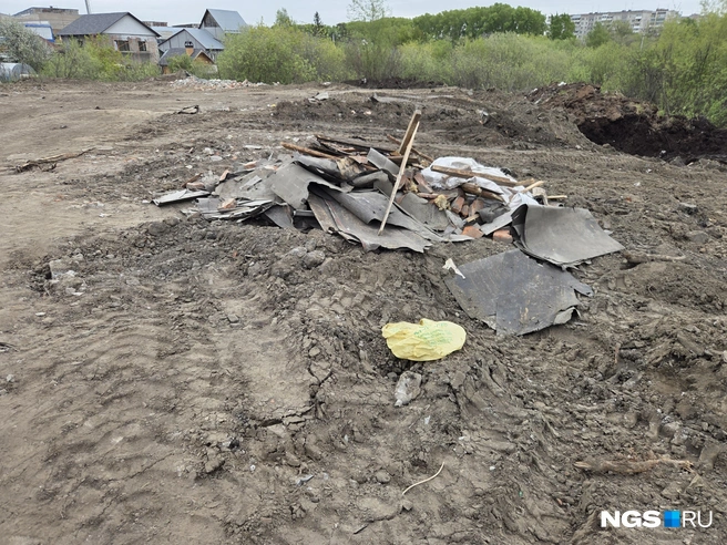 Мусор на участке собран в аккуратные кучи&nbsp;— с другой стороны сползает в болото | Источник: Елизавета Шаталова / NGS.RU