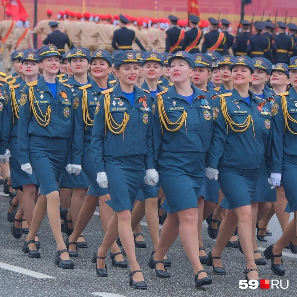 В этом году в шествии впервые участвовали сотрудницы краевого МЧС  | Источник: Тимофей Калмаков / 59.RU