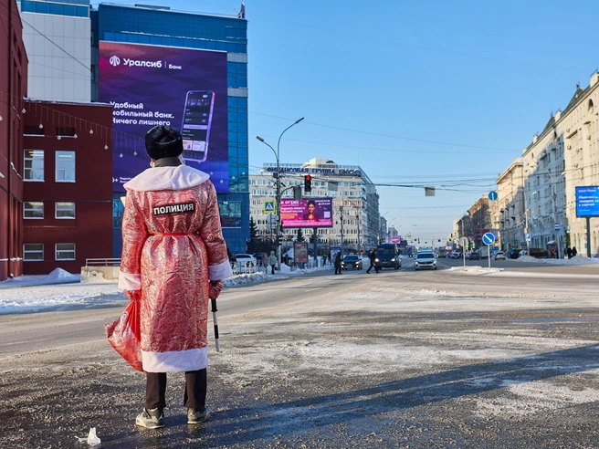 Реакция новосибирцев на праздничный наряд инспектора | Источник: Александр Ощепков / NGS.RU