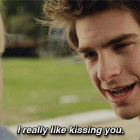 Вопрос дня: Как показать парню, что я хочу, чтобы он меня поцеловал?