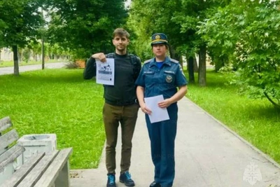 Жителям Дно вручили памятки по пожарной безопасности