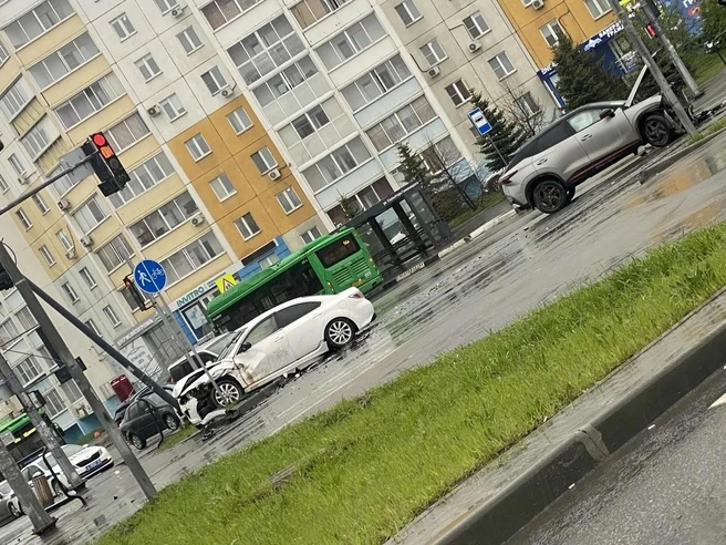 Mazda от удара врезалась в опору | Источник: читатель 74.RU