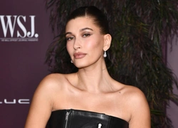 Черный кожаный лебедь в белых лодочках: вау-образ Хейли Бибер в новом Saint Laurent, который стоит повторить