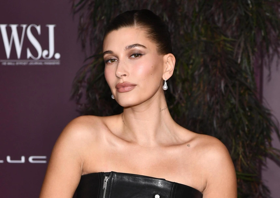 Черный кожаный лебедь в белых лодочках: вау-образ Хейли Бибер в новом Saint Laurent, который стоит повторить