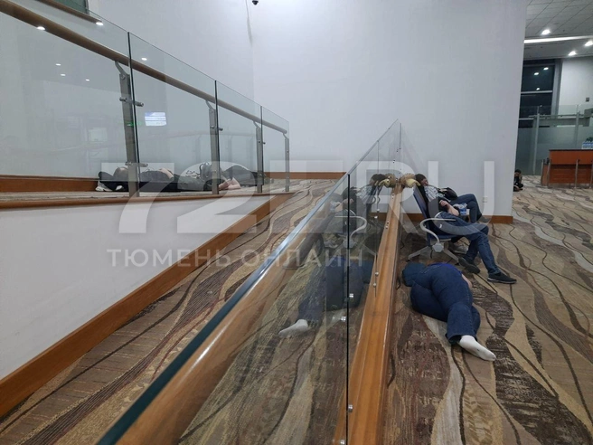 Люди после эксренного приземления спали в аэропорту. Только под утро их разместили в гостиницы  | Источник: Юлия
