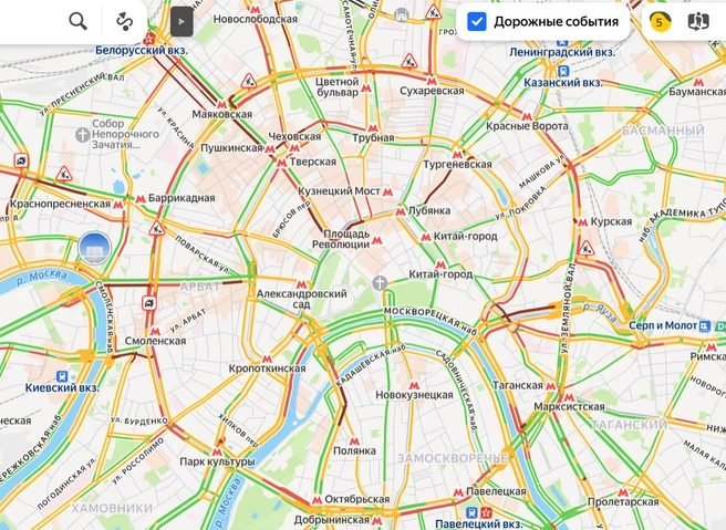 Пробки в семь баллов и очереди на автобусы. Как в центре Москвы перекрывали улицы на фоне снегопада: хроника | Источник: «Яндекс Карты»