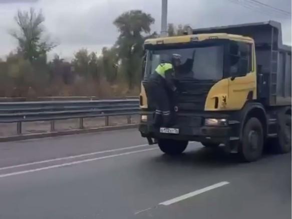 Под Волгоградом водитель самосвала прокатил сотрудника Ространснадзора на капоте — видео 